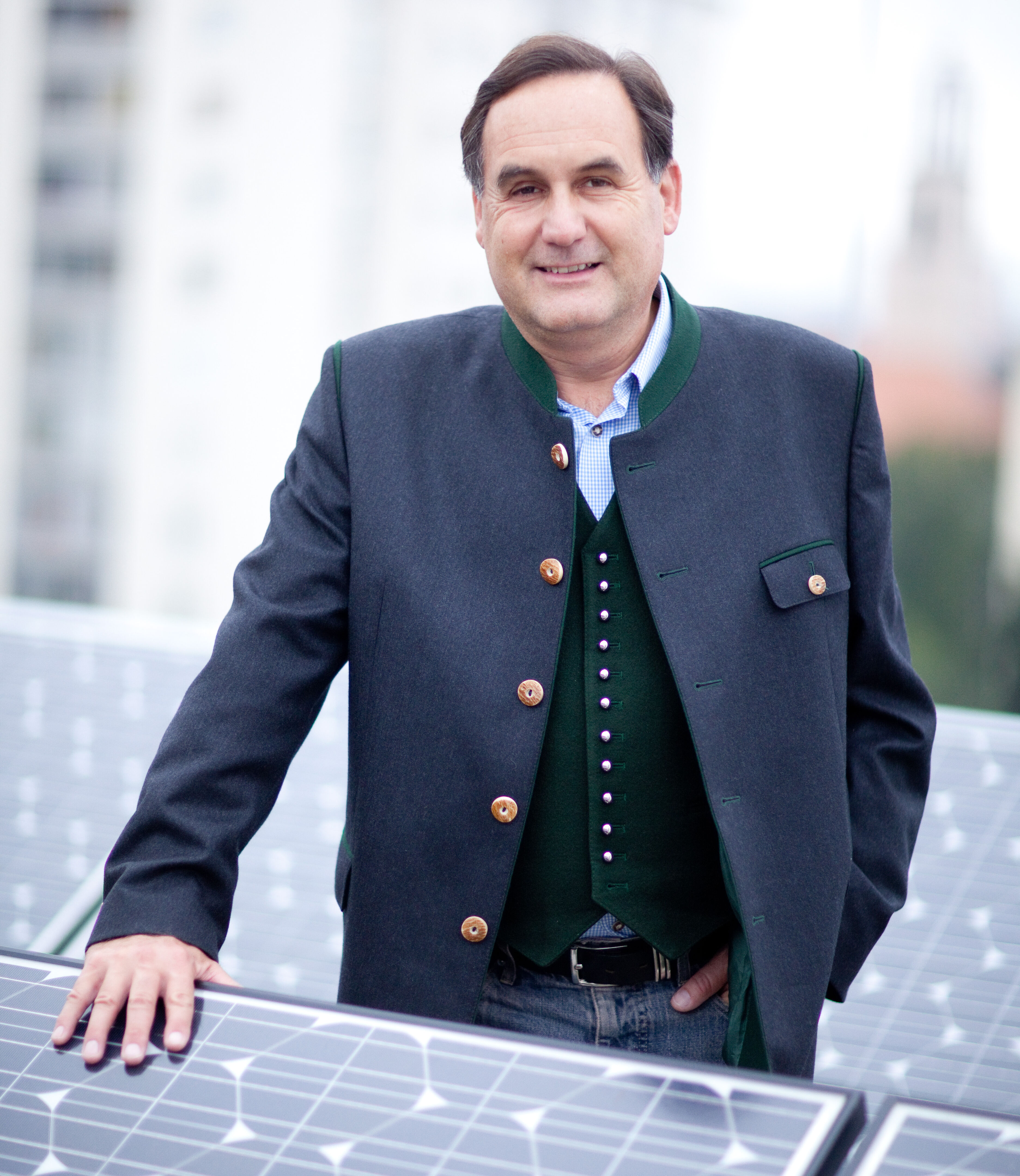 Geschäftsführer GWS und GWS exklusiv: Dir. Ing. Johannes Geiger mit Solaranlage.